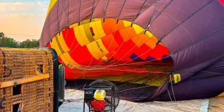 Globo aerostático chocó contra cables de alta tensión. Accidente deja turistas extranjeros heridos 