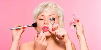 Errores de maquillaje que te envejecen sin darte cuenta y cómo evitarlos paso a paso