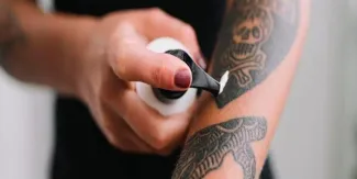 ¿Te hiciste un tatuaje? Estas cremas baratas pueden salvar tu piel y tu diseño