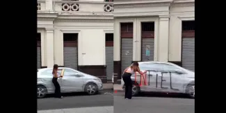 VENGANZA DELICADA. Mujer grafitea el auto de su novio por infidelidad pero lo cubre con plástico. VIDEO. 
