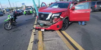 VIDEO. Carretera 57 en San Luis Potosí: tráiler intenta sacar a un auto de la vía