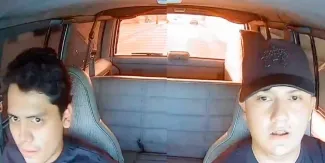 VIDEO. Dos jóvenes roban auto, pero se llevan tremenda sorpresa dentro del vehículo
