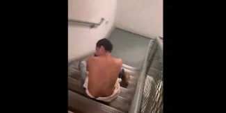 VIDEO. Estudiante ebrio agrede a compañero y termina golpeado tras enfrentar a militares en escuela de EEUU