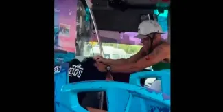 Video brutal: hombre golpea a su pareja en transporte público y pasajeros le dan golpiza