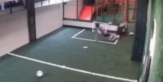 Niño queda pegado a reja electrificada y su amigo evita tragedia