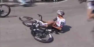 Isaac del Toro se retira de la Itzulia 2026 tras fuerte caída en la Etapa 3