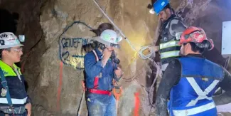 Minero aparece con vida tras derrumbe en Sinaloa; rescate sigue contra el tiempo