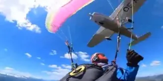 Avioneta arrolla parapente en el aire y deja escena estremecedora