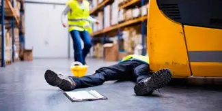 IMÁGENES SENSIBLES. Trabajador muere prensado por máquina industrial en China