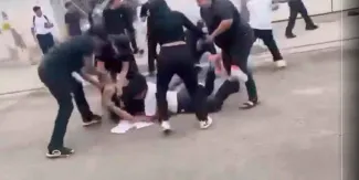 ¿Qué le pasa a la sociedad? Pelea campal entre alumnos y padres afuera de secundaria en Hermosillo