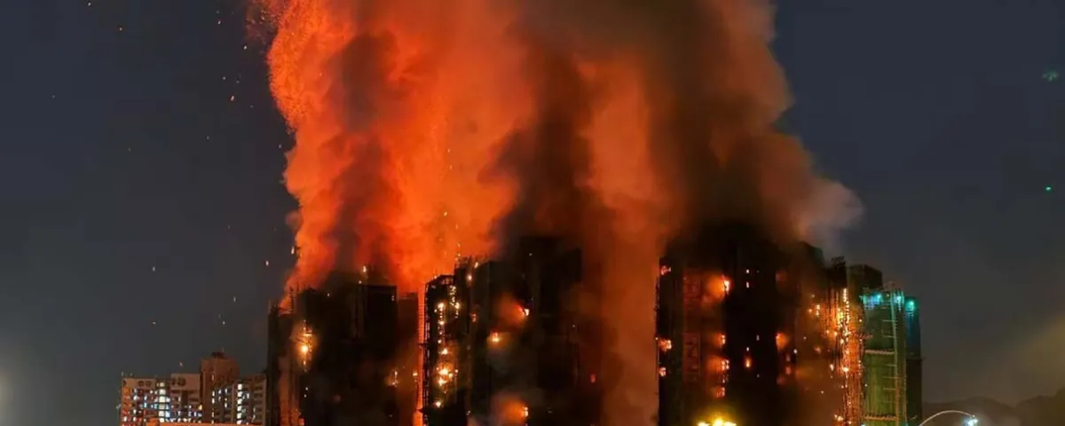 Cinco torres en llamas y 13 muertos: así fue el incendio que estremeció Hong Kong