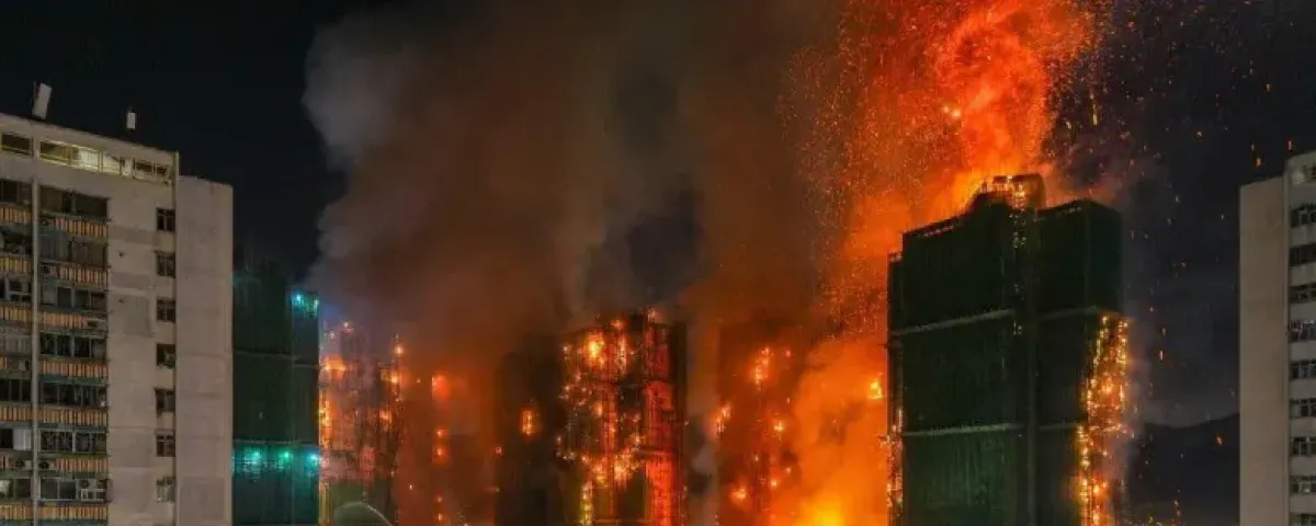 Incendio de rascacielos en Hong Kong ya suma 146 muertos y se convierte en el más letal en cuatro décadas