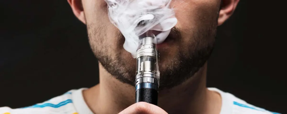 Cárcel de hasta 8 años para quienes produzcan o vendan vapeadores en México; consumidores quedan sin sanciones