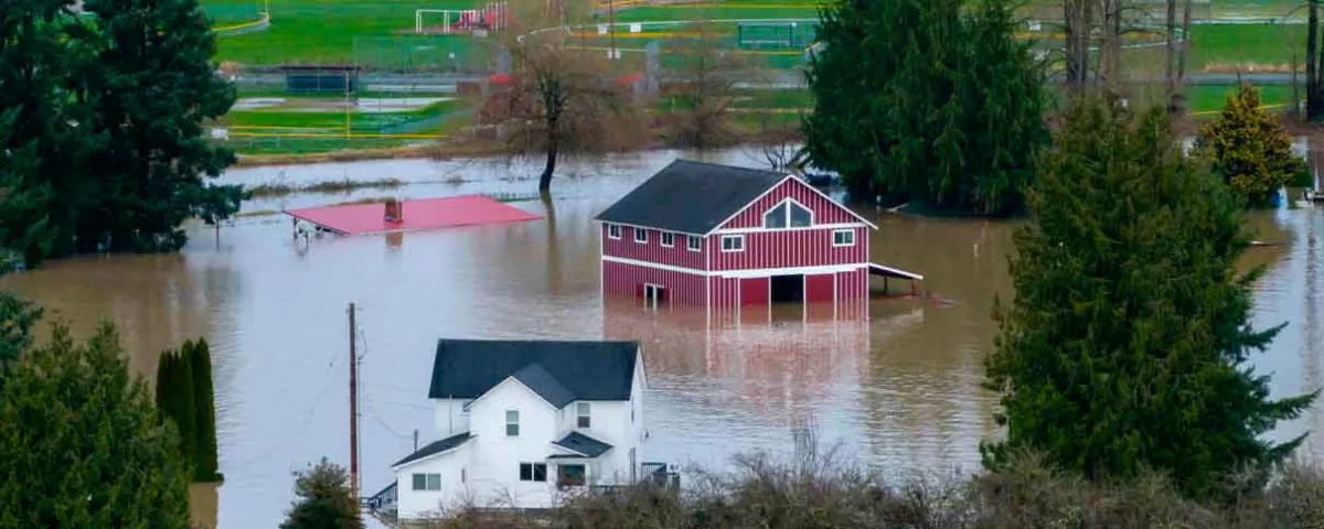 Washington enfrenta inundaciones históricas y evacúa a miles de residentes por lluvias extremas