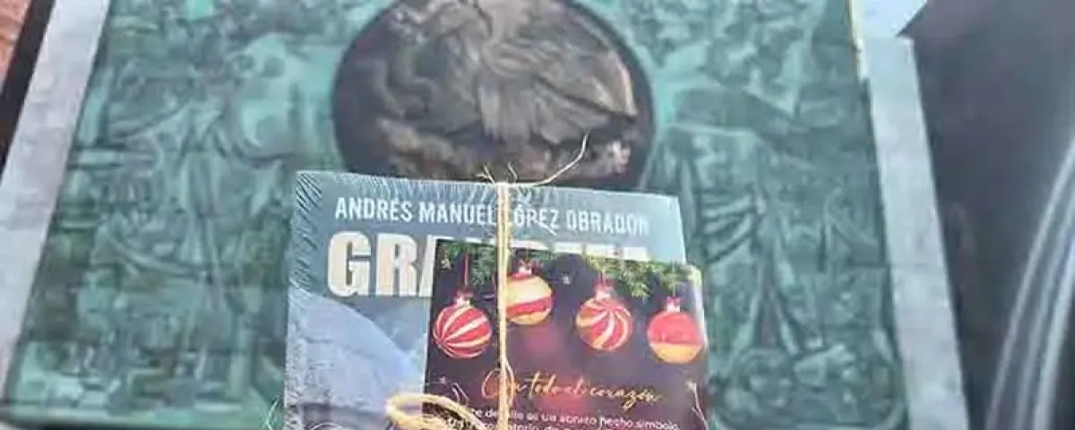 Arturo Ávila sigue los pasos de Adán Augusto y regala libro de AMLO incluso a la oposición