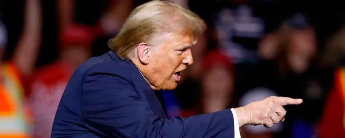 Trump responde con gesto obsceno a trabajador que lo insultó durante visita a planta de Ford en Michigan