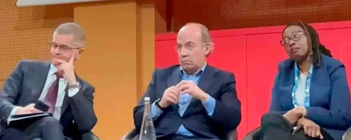 VIDEO. Estudiantes en París le gritan “¡asesino, lárgate!” a Felipe Calderón durante cumbre académica