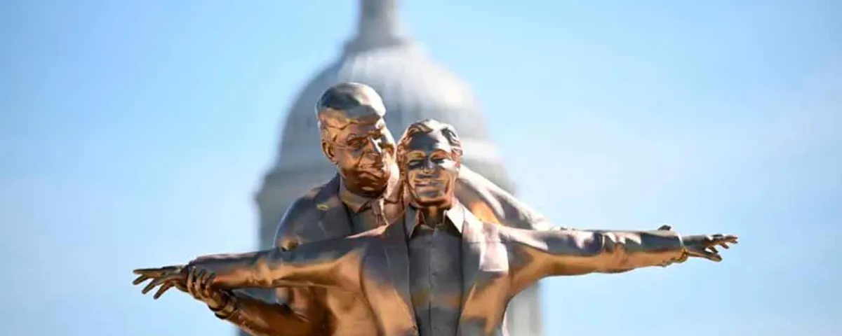 Estatua de Trump y Jeffrey Epstein estilo Titanic aparece en Washington y provoca críticas