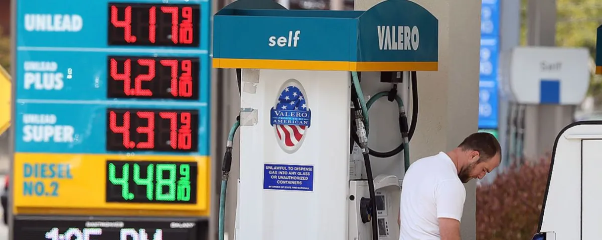 Precio de la gasolina en Estados Unidos supera los 4 dólares por galón en medio de la guerra en Irán