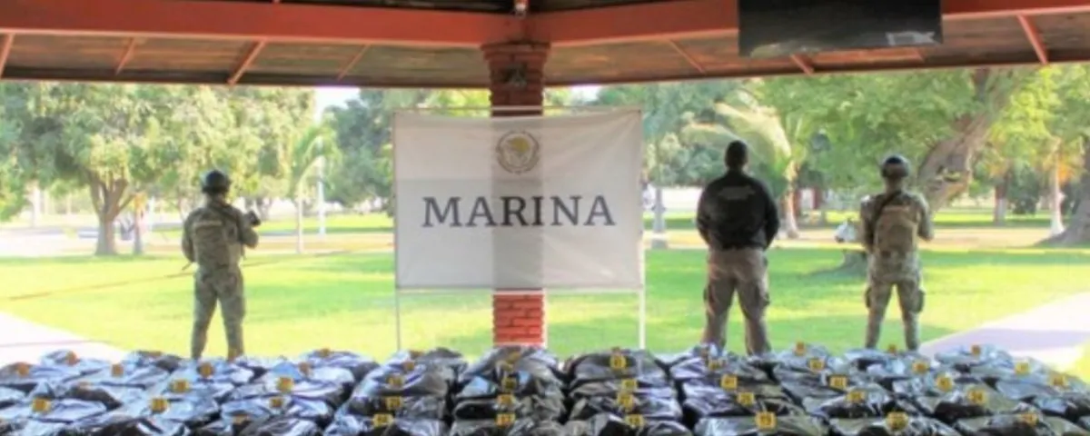 Semar asegura embarcación con 650 kg de presunta cocaína frente a costas de Michoacán