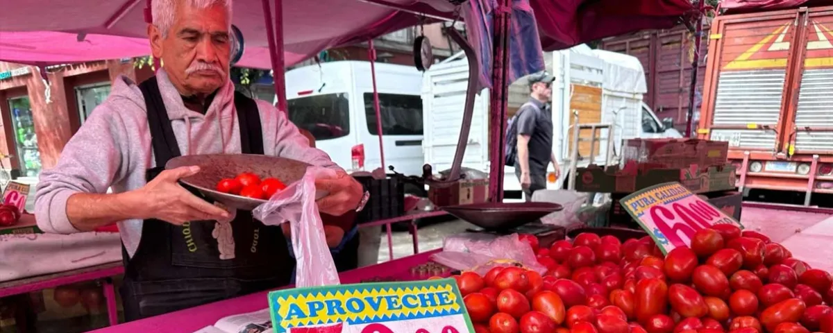 Suben precios de jitomate, limón y cigarrillos; inflación anual supera 4%