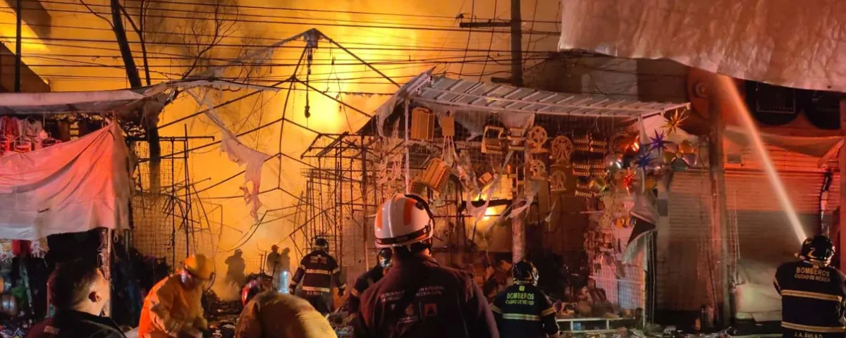 Voraz incendio frente al Mercado de Sonora en CDMX se extiende a edificio; reportan saldo blanco