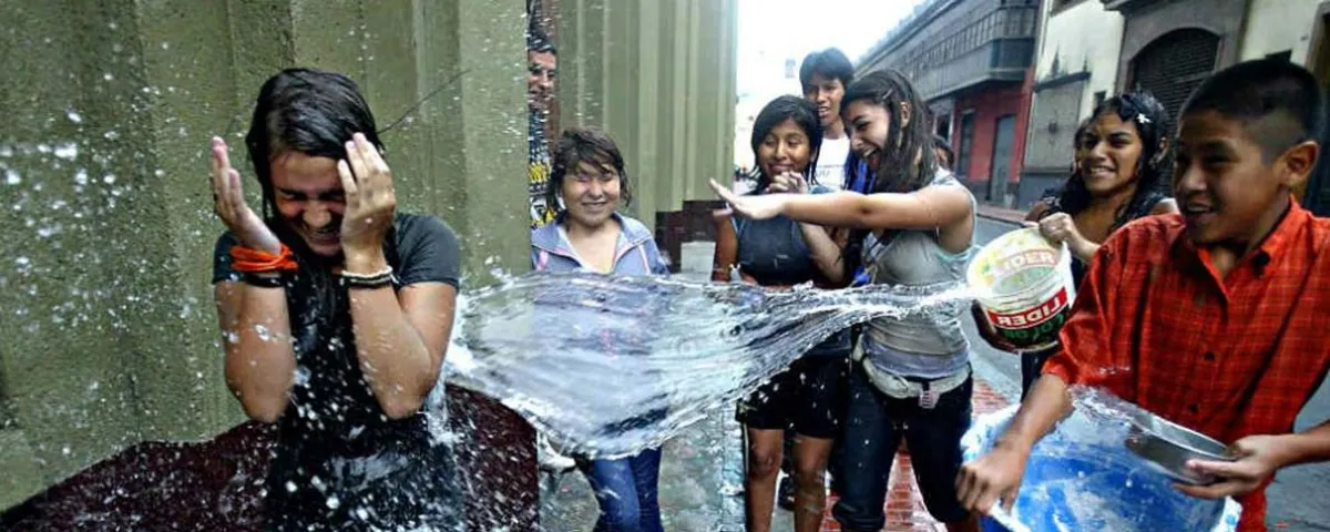 Sábado de Gloria: qué significa y por qué la gente se moja en México