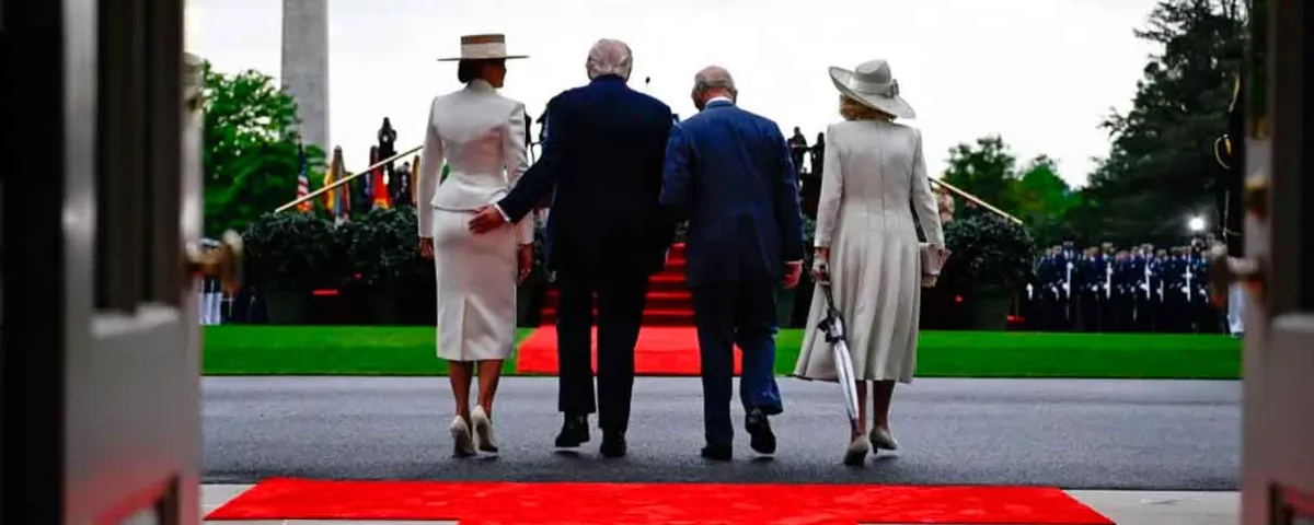 Trump toma el glúteo de Melania durante la visita del  rey Carlos III a la Casa Blanca